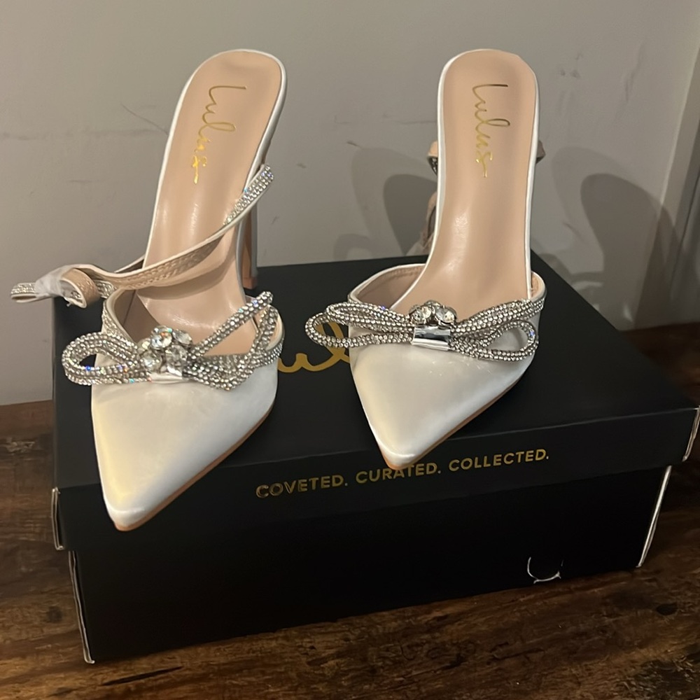 BRAND NEW Lullie Ivory Satin Rhinestone Ankle Strap Pointed-Toe Pumps size 6.5